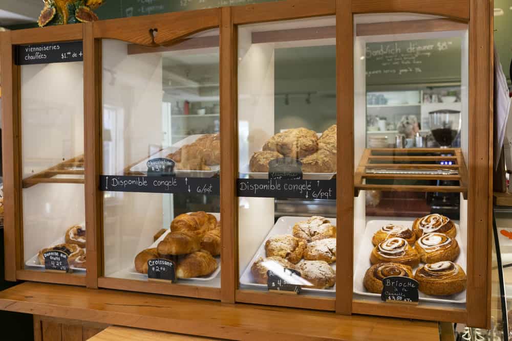 Vitrine de viennoiseries en boulangerie française.