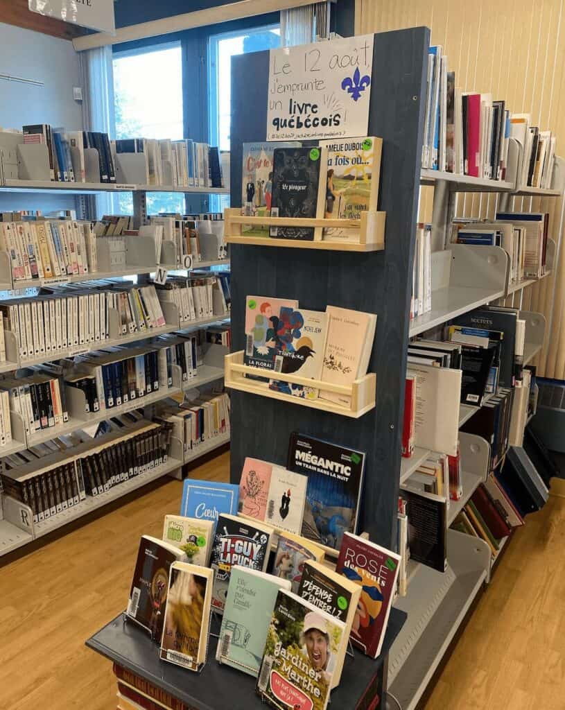 Livres québécois en bibliothèque pour emprunt le 12 août.