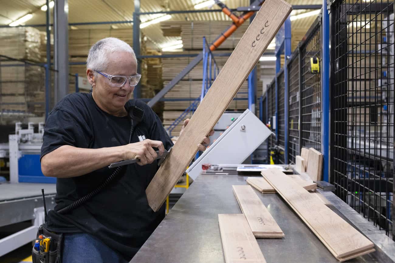 Femme travaillant une planche de bois