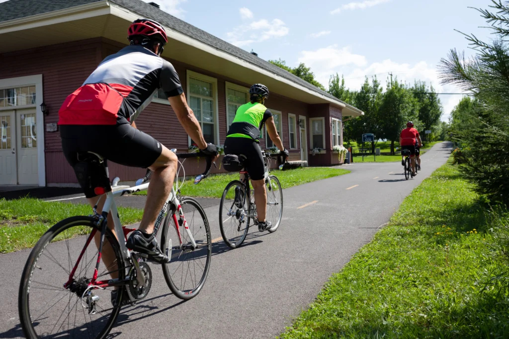 Cyclistes sur une piste cyclable en nature.