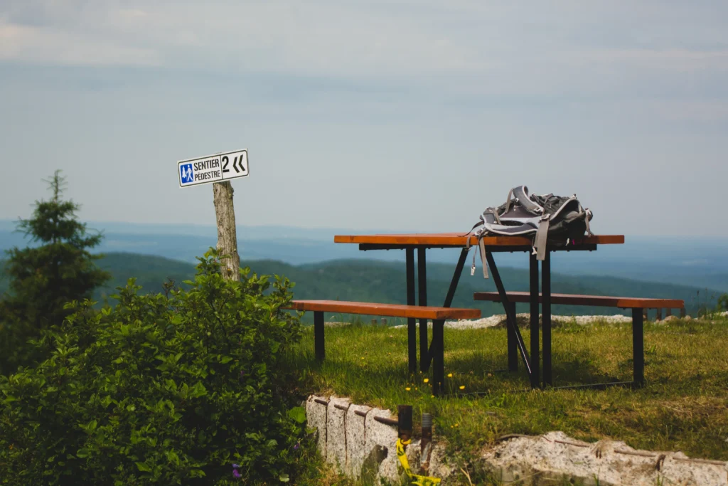 Table de pique-nique près d'un sentier pédestre.