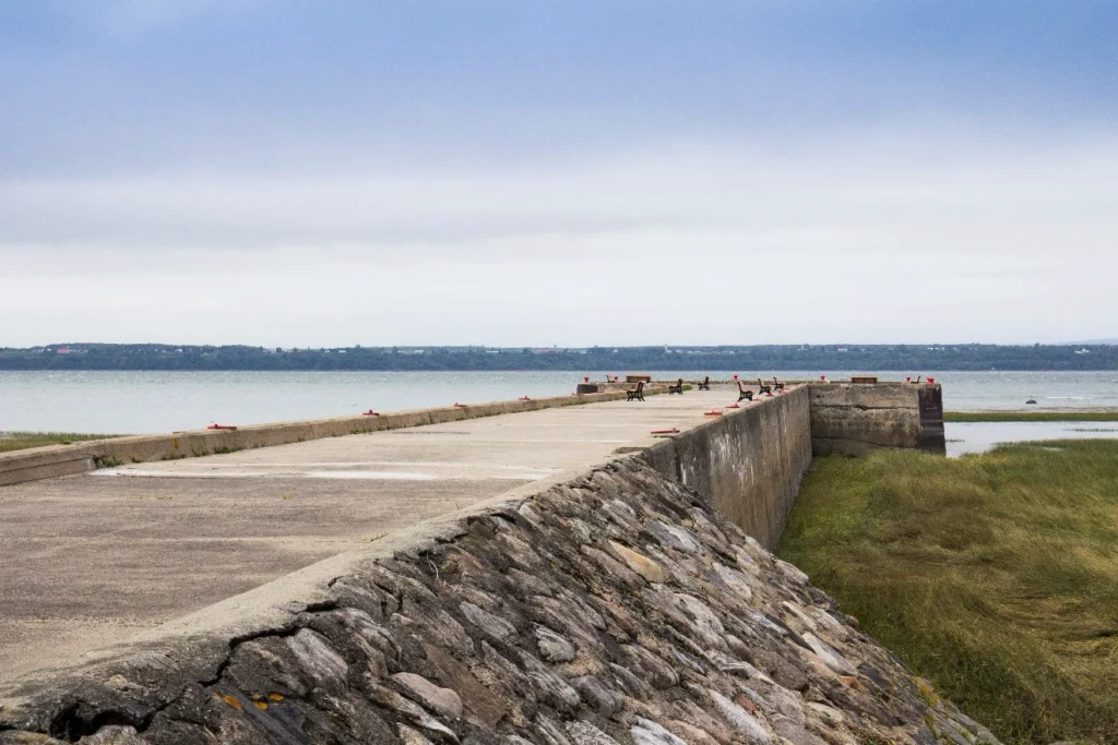 Jetée en pierre au bord de mer