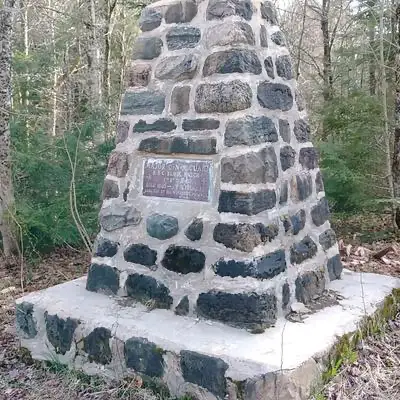 Monument de pierre en forêt