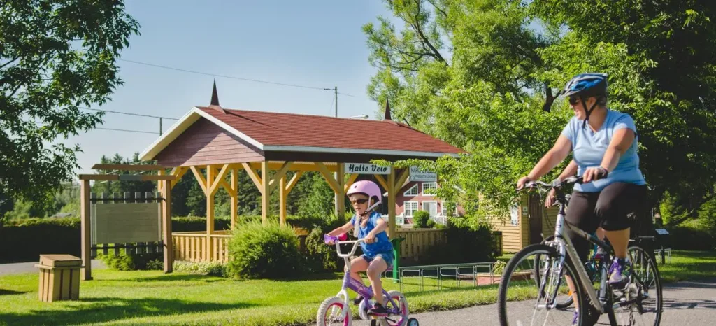 Balade à vélo près d'une halte verte