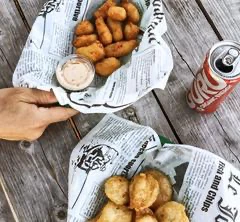 Assiette de beignets et soda en plein air