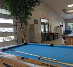 Table de billard dans une salle lumineuse.