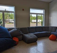 Salon moderne avec canapé et coussins colorés.