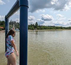 Enfant se baigne dans un lac en été