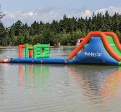 Parcours gonflable coloré sur un lac paisible.