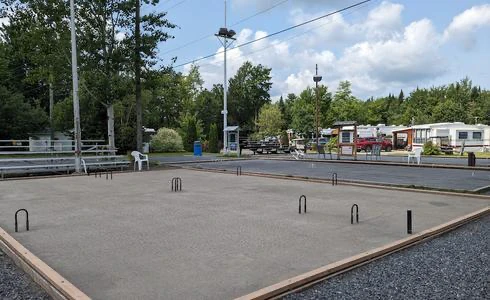 Terrain de jeu extérieur avec barres métalliques.