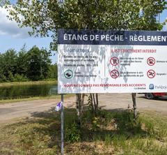 Panneau règlementation étang de pêche en plein air.