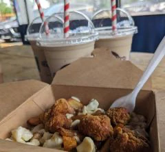 Repas avec poulet frit et milkshakes sur table.