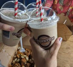 Boissons frappées chocolatées avec paille rouge et blanche.
