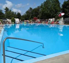 Piscine extérieure avec chaises longues et parasols