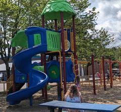 Aire de jeux pour enfants avec toboggan coloré.