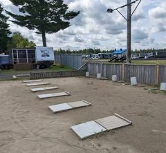 Zone de jeux extérieure avec pistes de lancer.