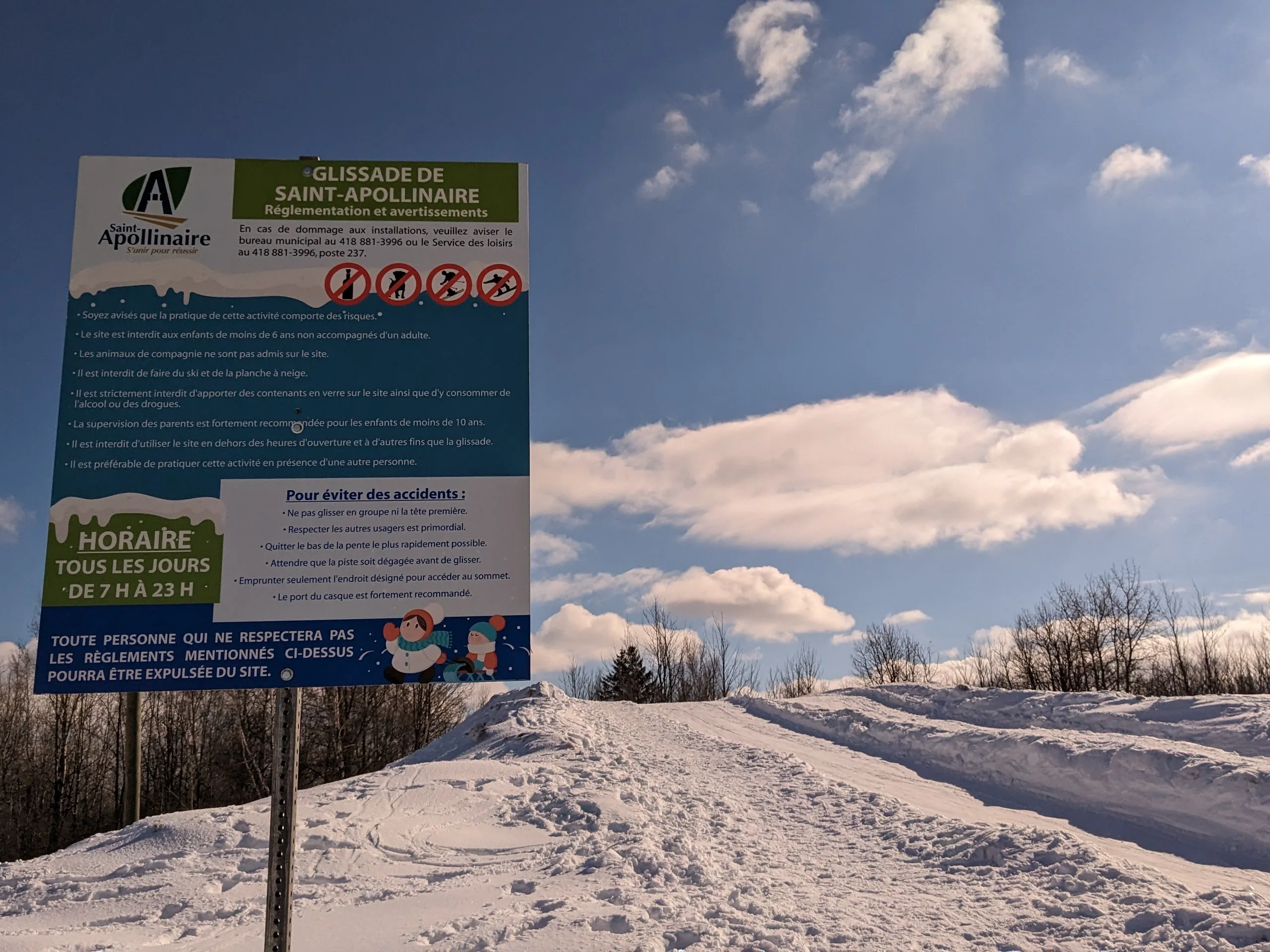 Panneau de règles pour la glissade de Saint-Apollinaire.