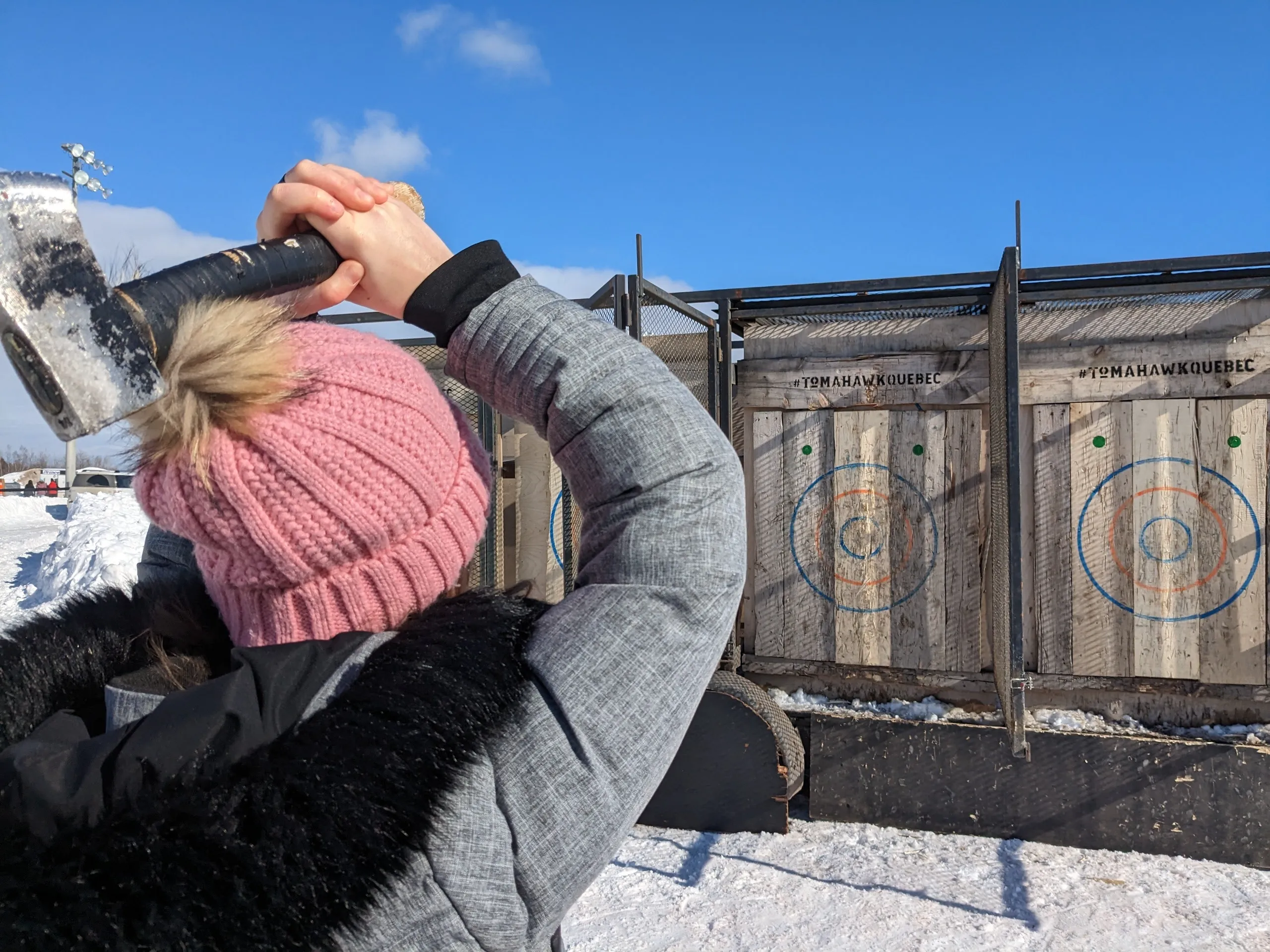 Personne lançant une hache sur une cible.