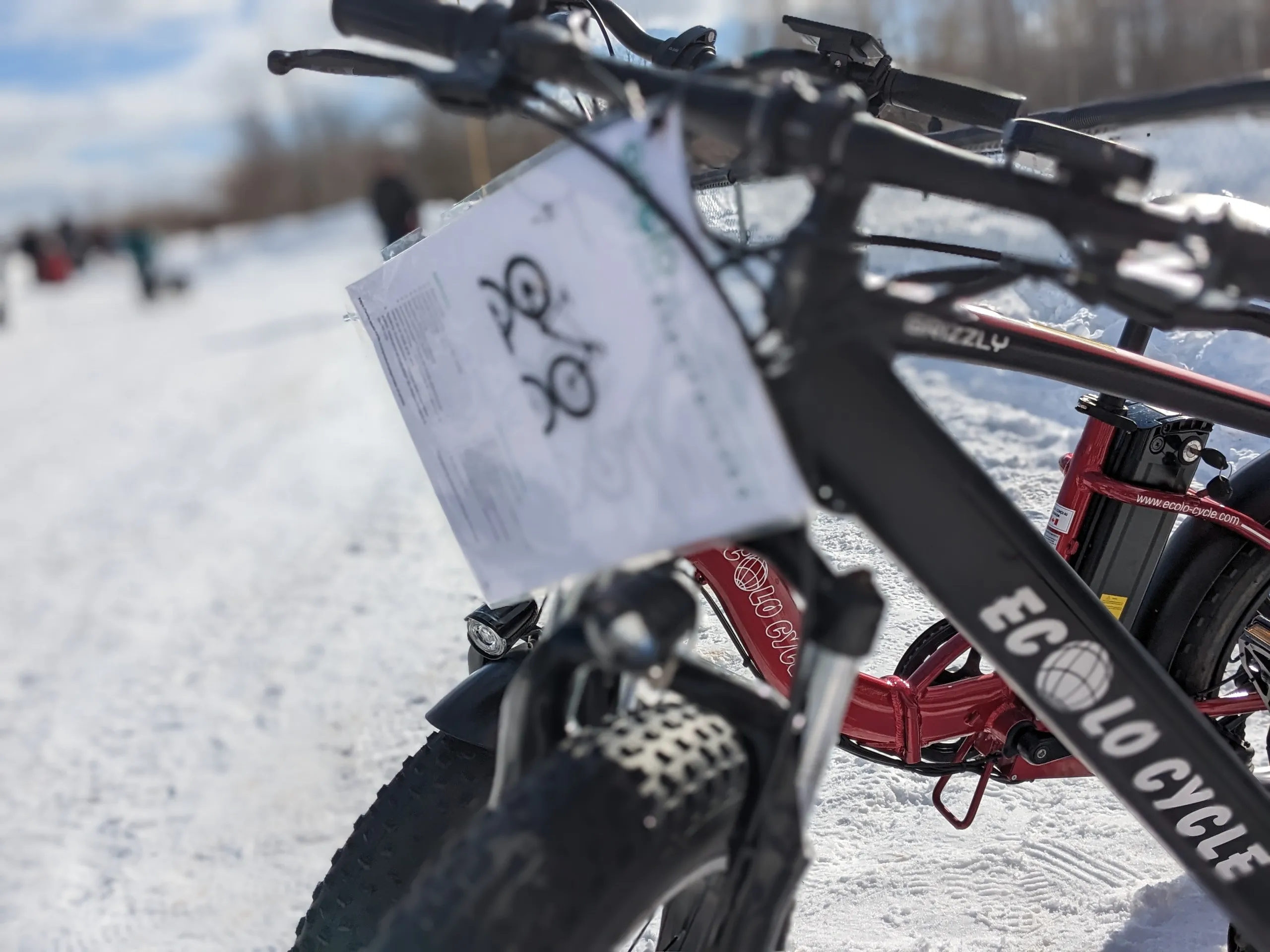 Vélos électriques Ecolo-Cycle sur neige hivernale