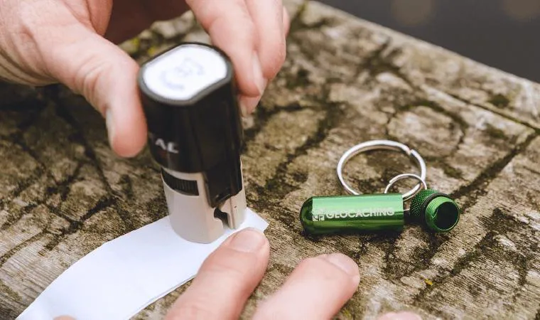 Tampon cachet et porte-clés sur table en bois.