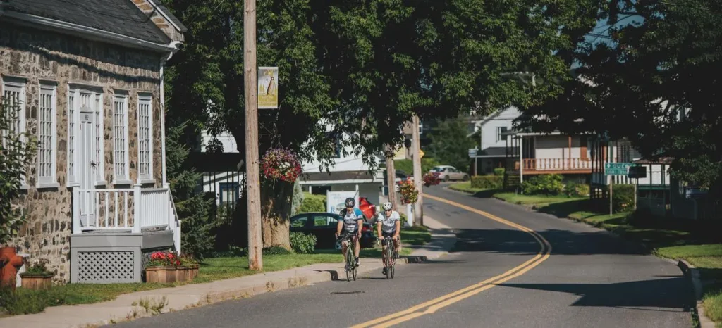 Cyclistes sur une route de campagne paisible