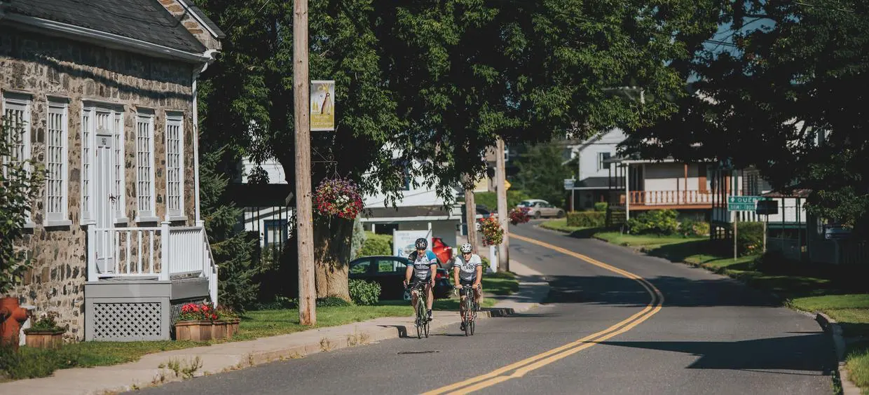 Cyclistes sur une route de campagne paisible