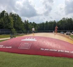 Trampoline extérieur avec avertissements de sécurité