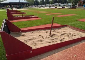 Terrains de pétanque sur pelouse verte