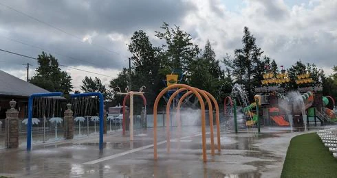 Parc aquatique pour enfants avec jeux d'eau.