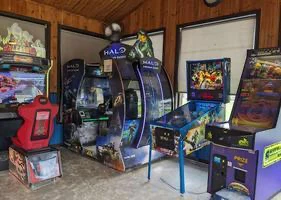 Salle de jeux vidéo rétro avec bornes d'arcade