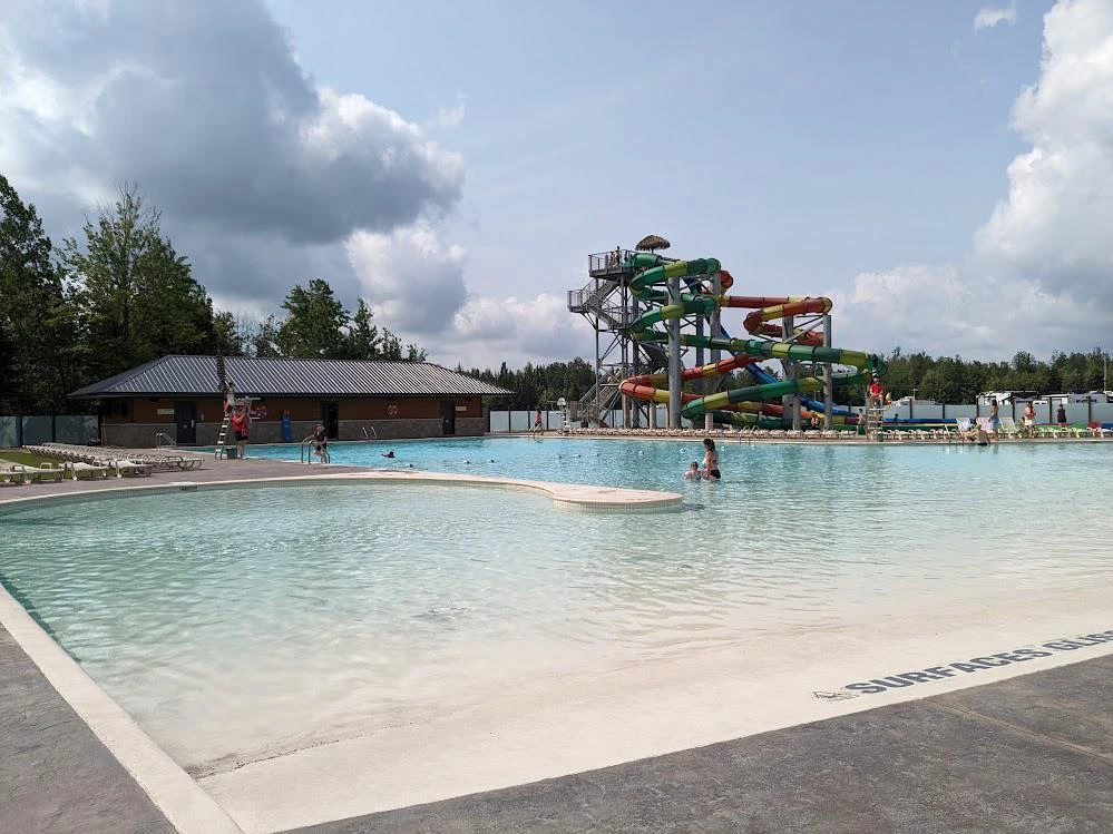 Parc aquatique avec toboggans et piscine extérieure