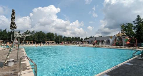 Piscine extérieure avec ciel nuageux