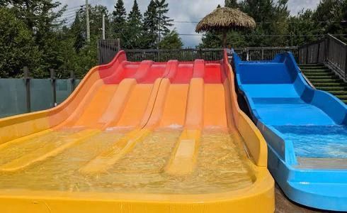 Toboggans aquatiques colorés dans un parc aquatique.