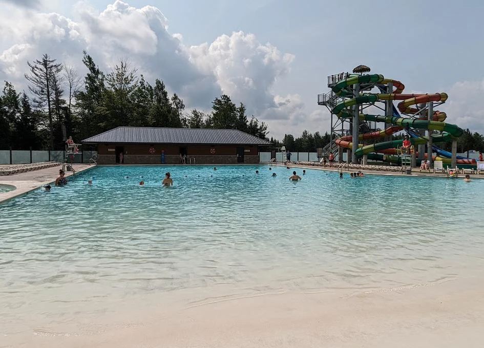 Piscine extérieure avec toboggans aquatiques colorés