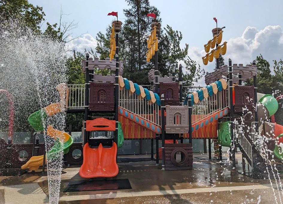 Aire de jeux aquatique château pour enfants.