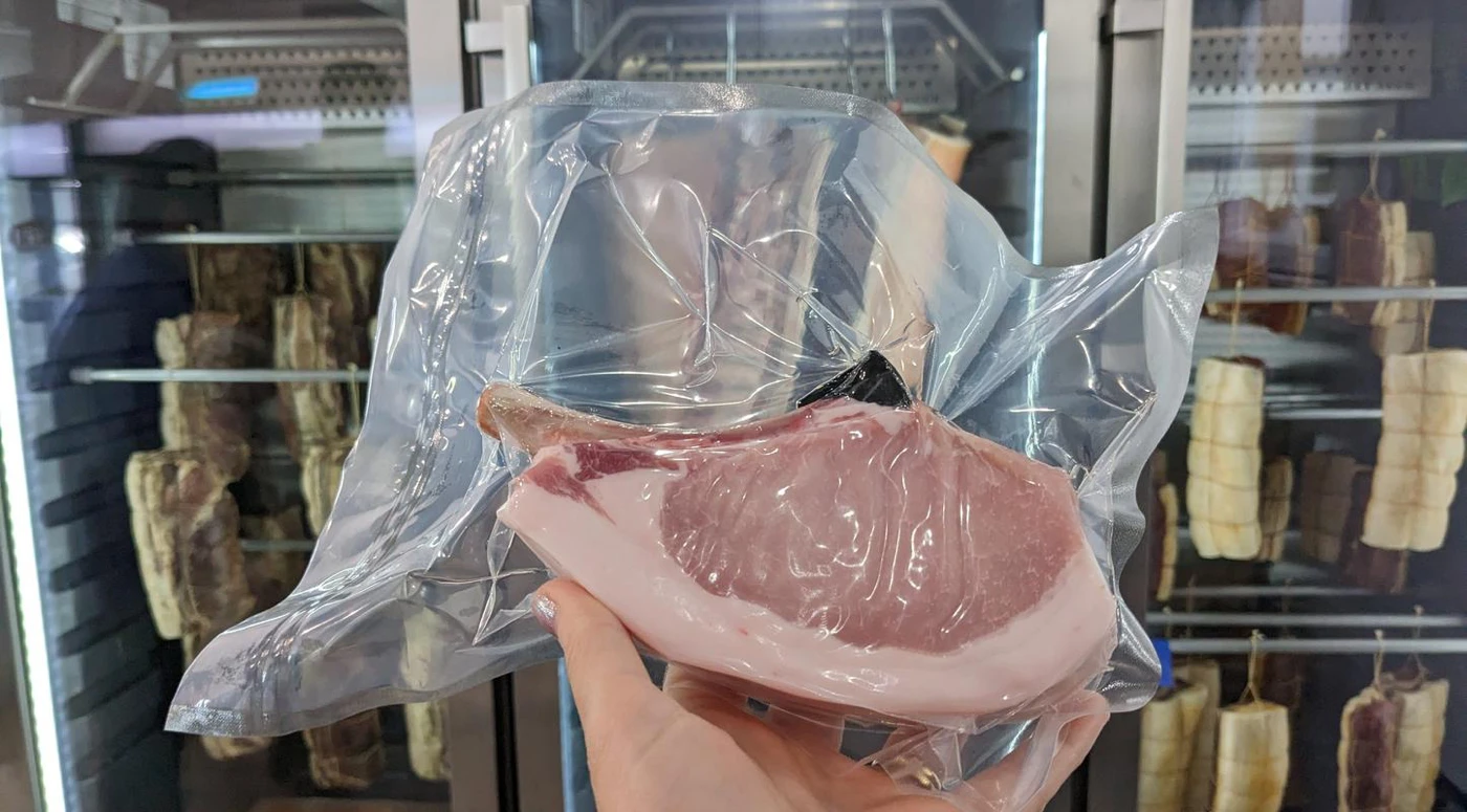 Côte de porc sous vide devant réfrigérateur
