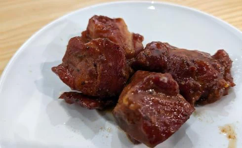 Assiette de viande braisée appétissante.