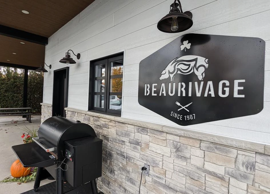 Extérieur du restaurant Beaurivage, signe et barbecue.