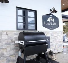 Grill devant restaurant Beaurivage, extérieur moderne.