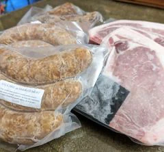 Saucisses et viandes emballées sous vide.