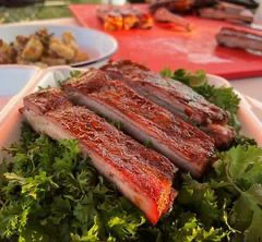 Côtes de porc grillées sur lit de salade.