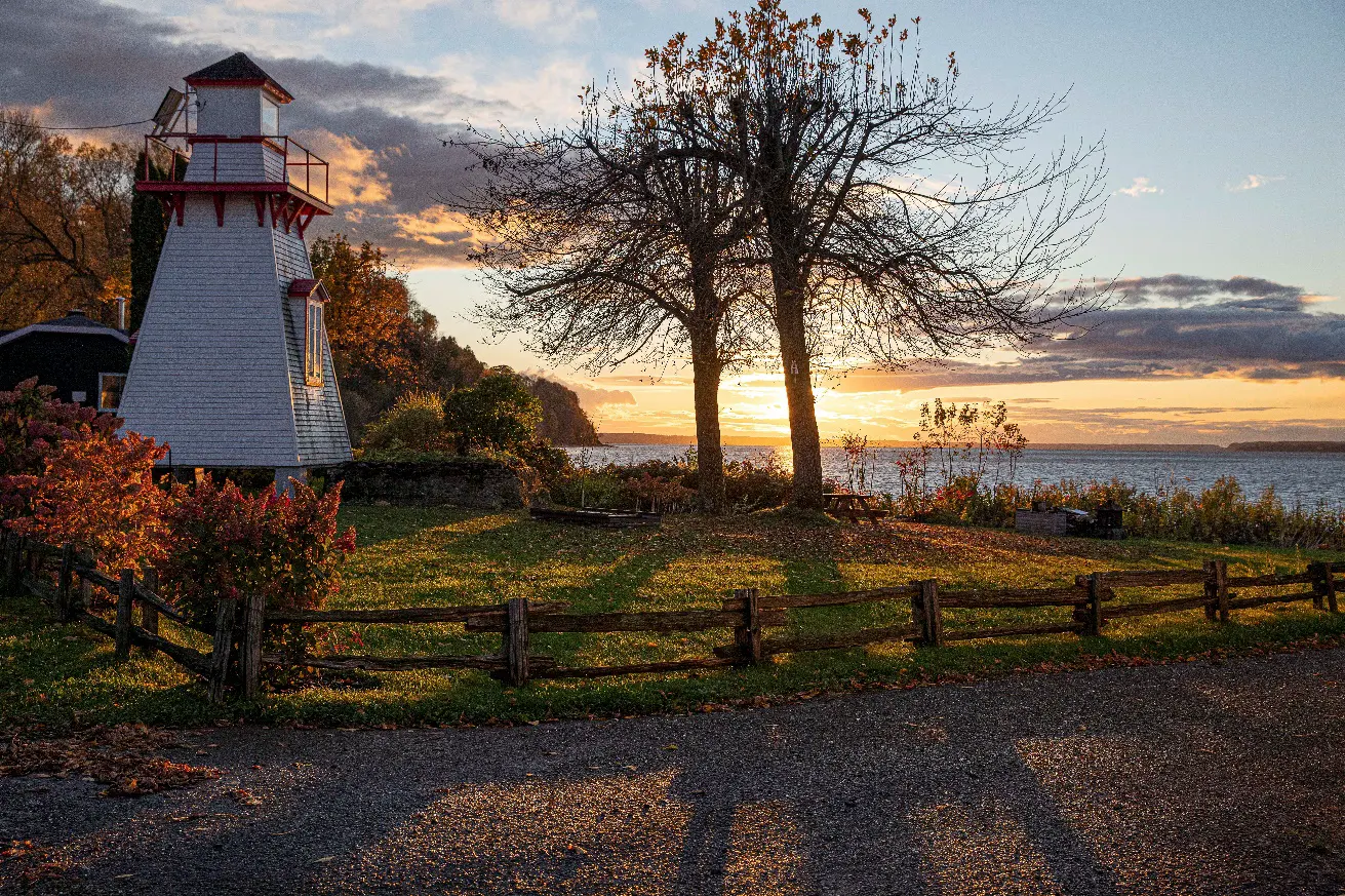 Phare au coucher de soleil au bord du lac.