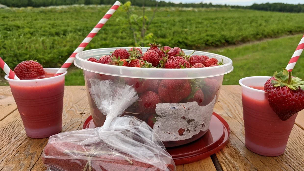 Fraises fraîches et jus de fraise sur table