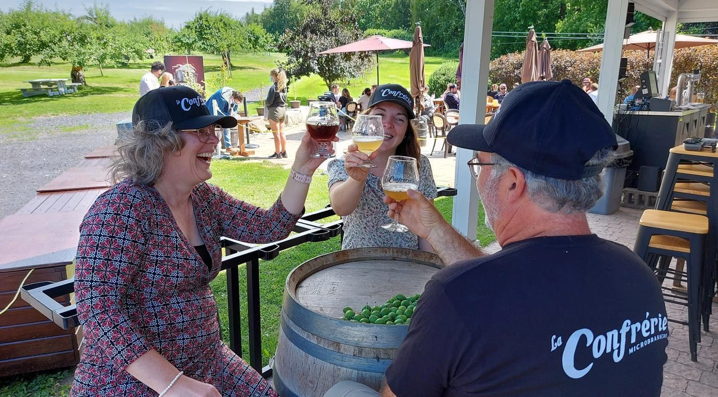 Personnes trinquent en extérieur joyeusement.