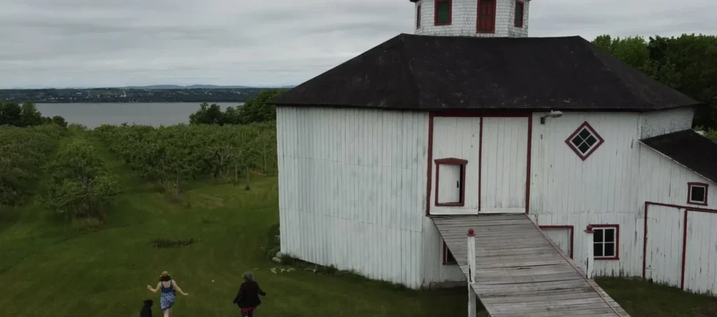 Grange blanche octogonale avec vue sur le lac
