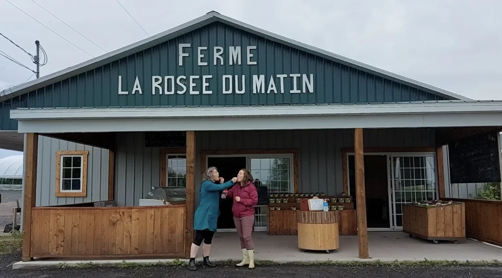 Ferme avec deux personnes discutant devant.