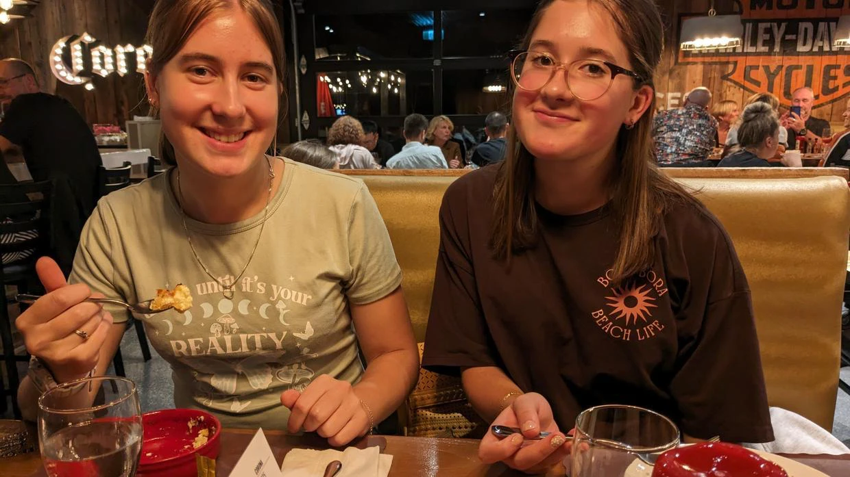 Deux femmes souriantes dans un restaurant.
