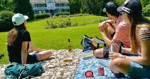 Pique-nique en plein air devant maison historique.