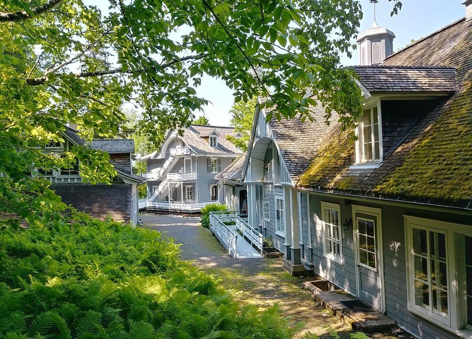 Charmantes maisons en bois avec jardin verdoyant.