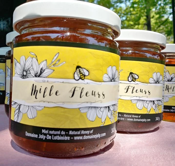 Pots de miel Mille Fleurs en plein air.